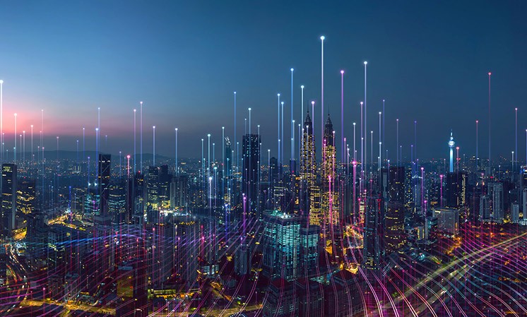 智能城市視覺圖形在日落時分穿過城市天際線的光束